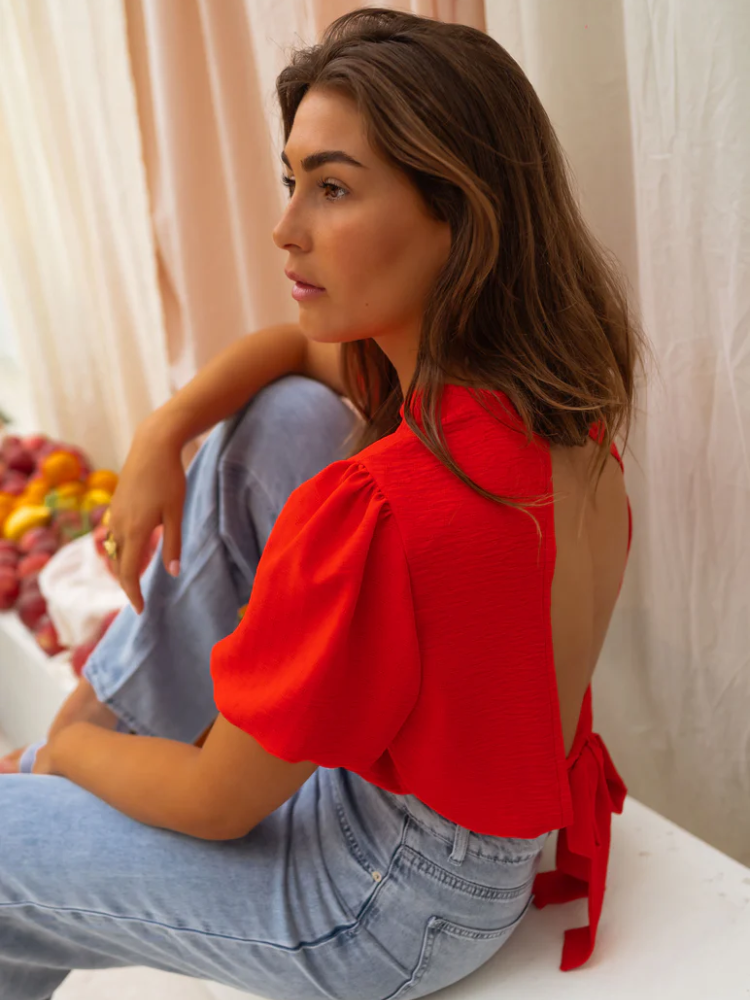 Lorena™ | Blouse courte avec une touche audacieuse