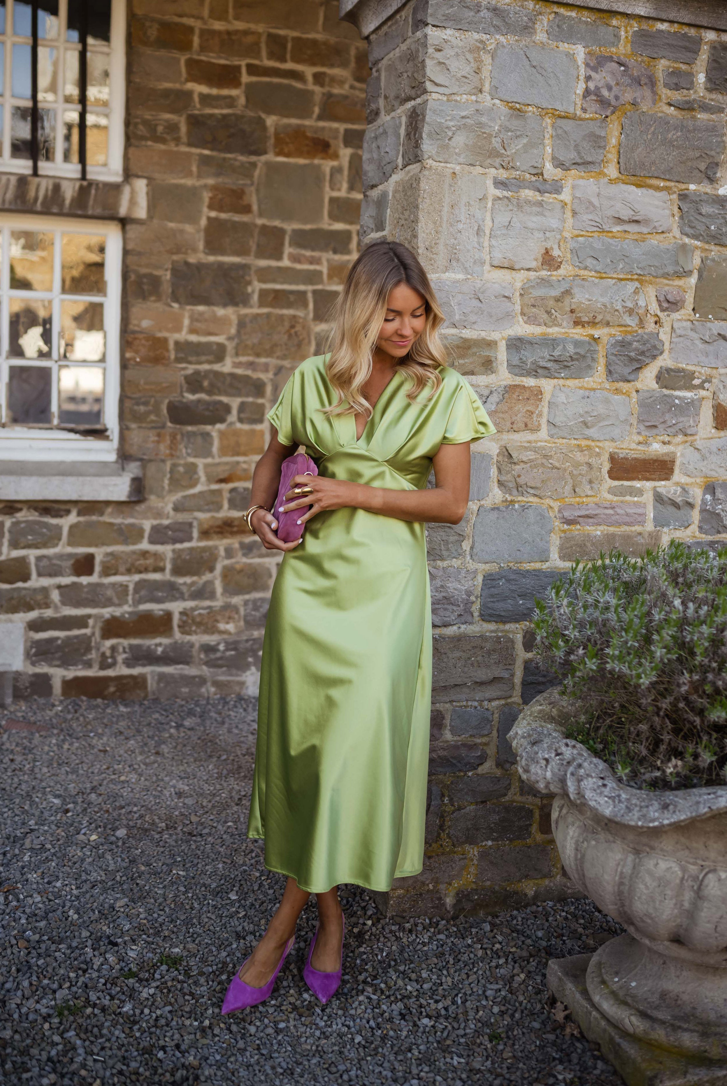 Eleonore™ | Robe en satin à col en V éclatant