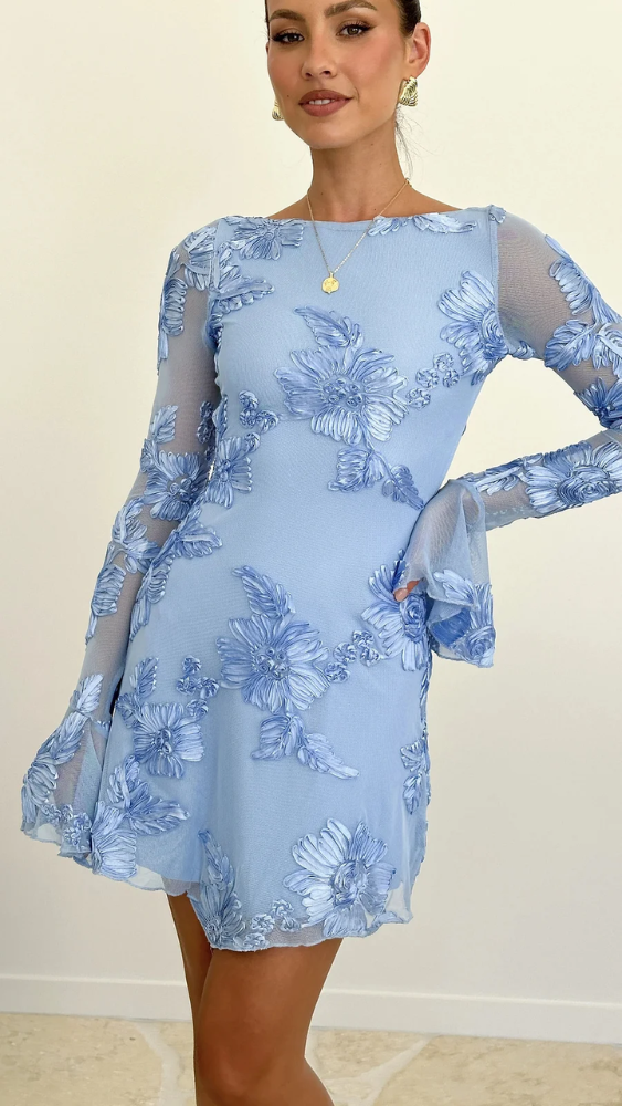 Julia™ | Robe courte avec broderie florale et dos ouvert