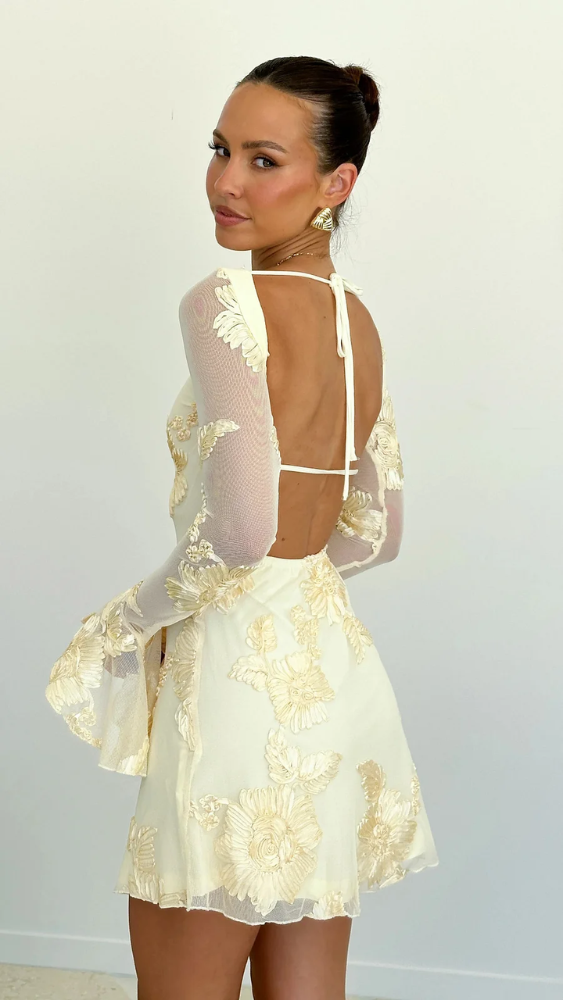 Julia™ | Robe courte avec broderie florale et dos ouvert