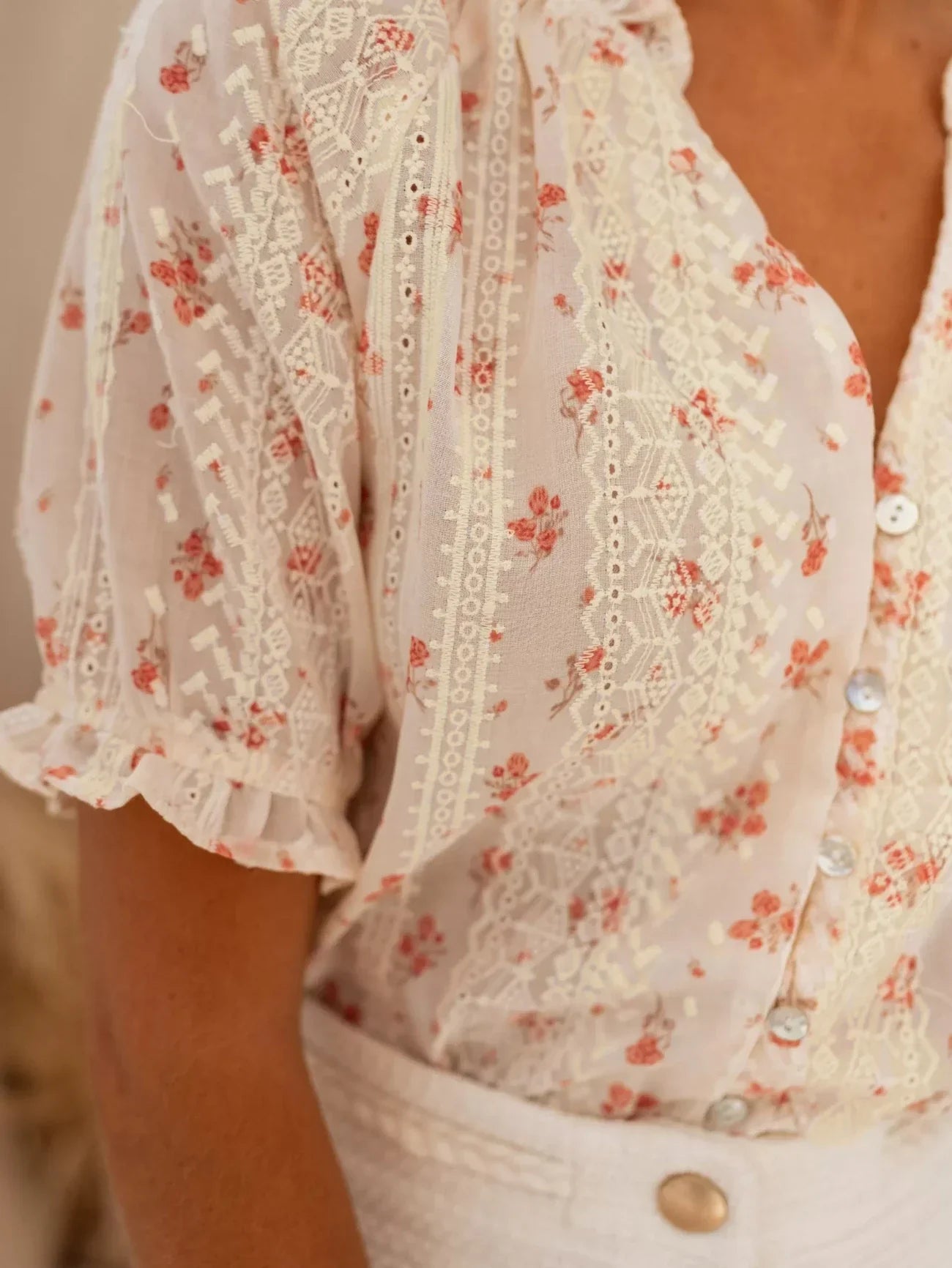 Elina™ | Blouse fleurie au charme estival romantique