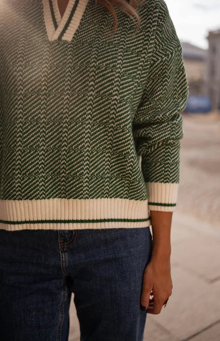 Emilia™ | Pull vert à col en V avec col retourné
