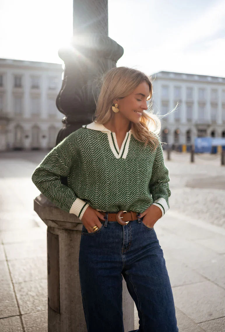 Emilia™ | Pull vert à col en V avec col retourné
